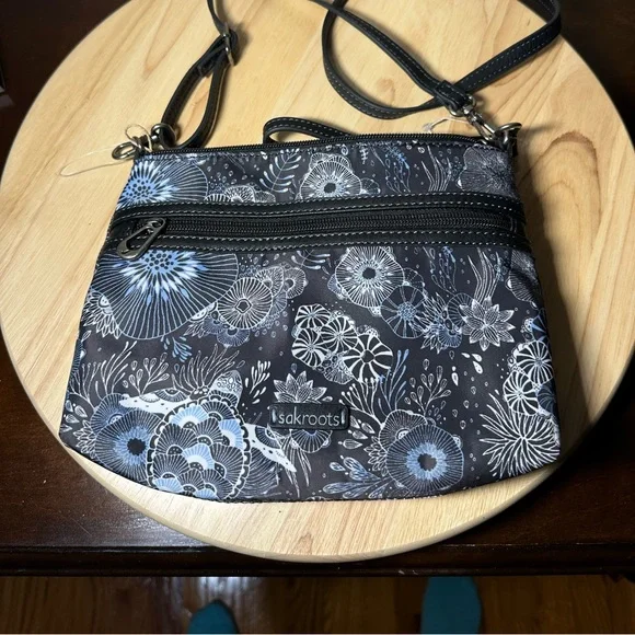 Sakroots Crossbody Bag Purse - Picture 1 of 3